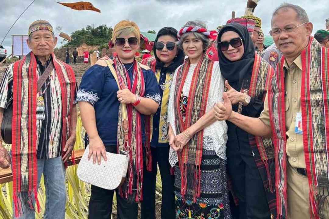 Dari kiri: Laden Mering, Lampang Bilung, Meiliana, Rina Laden Mering, Hj Puji Setyowati, dan Didi Rudiansyah.