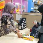 Pustakawan saat melayani peminjaman buku pemustaka