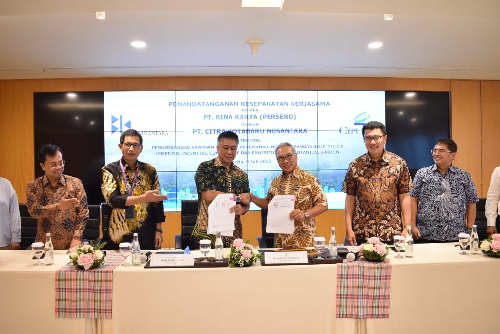 Proses penandatanganan kesepakatan kerja sama antara Ciputra Group dan PT Bina Karya (Persero) di Kantor Pusat Ciputra Group pada Kamis (06/07/2023)