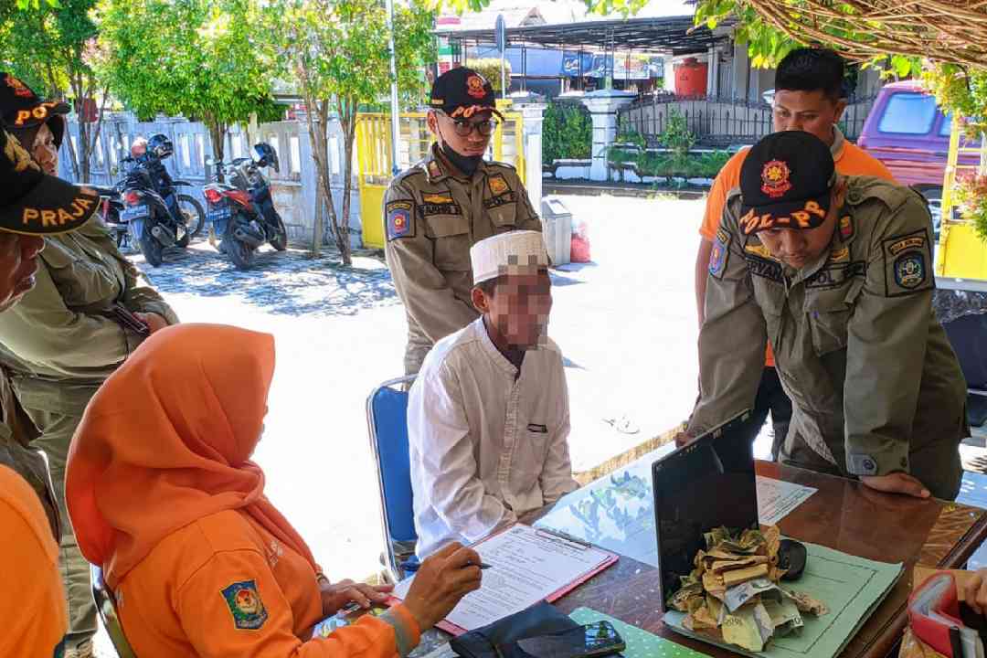 Seorang pria peminta-minta berhasil diamankan Satpol PP di Lantai Dua Pasar Rawa Indah, Jalan KS Tubun, Kelurahan Tanjung Laut Indah, Bontang Selatan, Jumat (7/7/2023).
