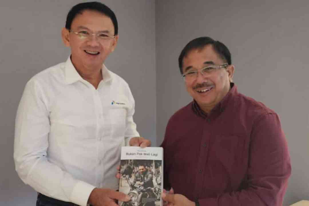 Saya menyerahkan buku “Bukan Pak Wali Lagi” kepada BTP.