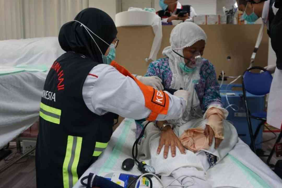Penanganan tenaga medis Klinik Kesehatan Haji Indonesia (KKHI) Makkah pada pasien penderita pneumonia.