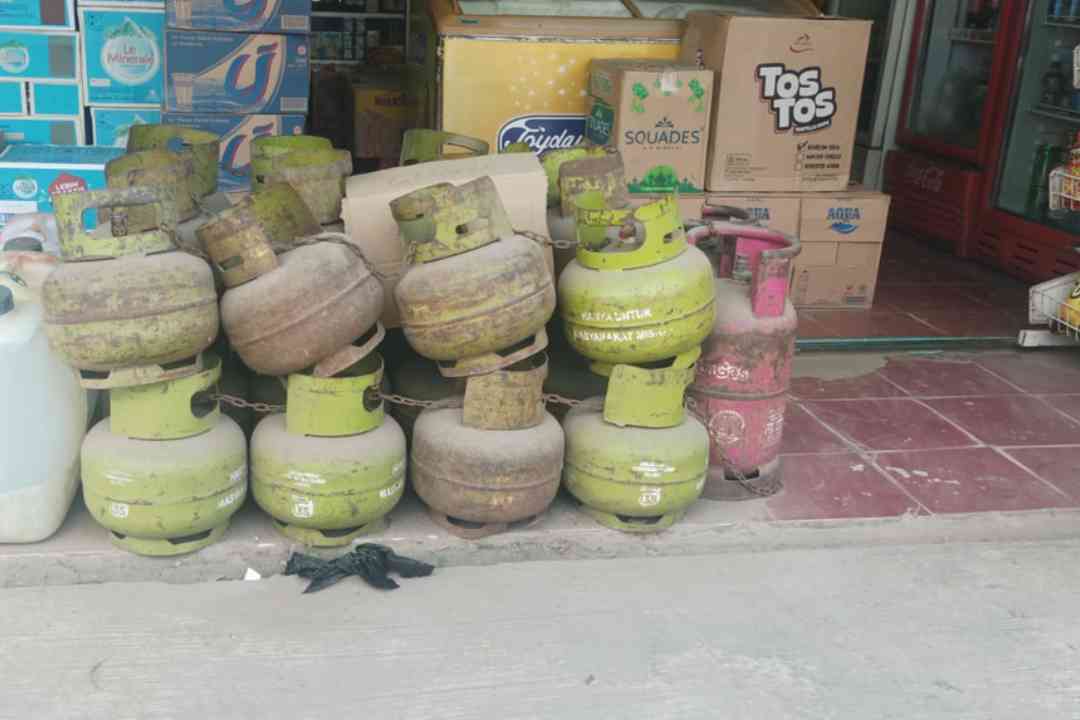 Tabung Gas LPG 3Kg Dipajang Kosong Di depan Toko Penjual