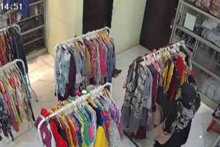 Tangkapan layar video CCTV aksi pencurian di toko perbelanjaan dan ritel Sheva Bontang, Jumat (14/7/2023)