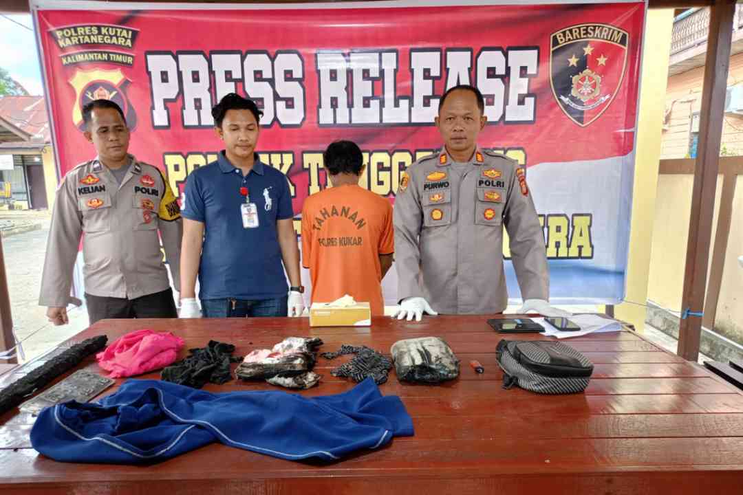 Kapolsek Tenggarong AKP Purwo Asmadi (kanan) saat menggelar pers rilis di Mapolsek Tenggarong, Minggu (16/7/2023).