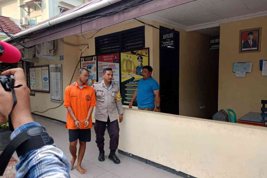 Pelaku Curanmor berinisial AR (baju oranye) berhasil menggasak tiga unit motor bermodal sebuah obeng.