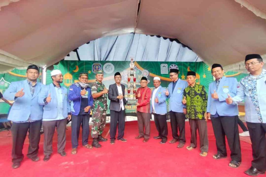 Staf Ahli Bidang Ekonomi dan Keuangan Pemerintah Kota Bontang Syahruddin menyerahkan Piala Juara Umum FASI Kota Bontang XII, kepada Kepala Sekolah TK/TPA Al-Falah, Minggu (16/7/2023).
