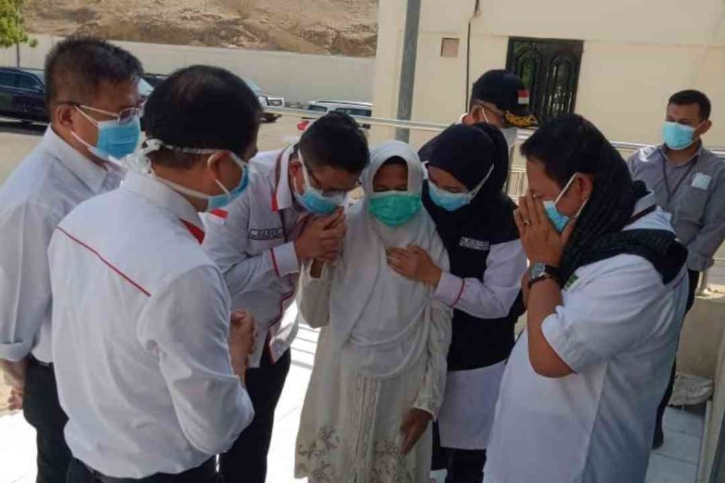 Ibu Hj Aat (istri alm Suharja Wardi Ardi usia 69 tahun) diantar Tim ke Forensic Medicine Center Makkah untuk memastikan kondisi jemaah yang ditemukan meninggal