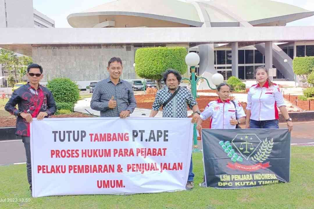 Gabungan LSM dan Ormas Kutim saat tiba di DPR RI