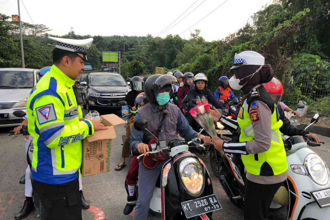 Satuan Lantas bagikan 100 tangkai bunga pada pengguna jalan yang mematuhi aturan dalam Operasi Patuh Mahakam 2023 oleh Polres Bontang sejak Senin (10/7/2023) lalu.