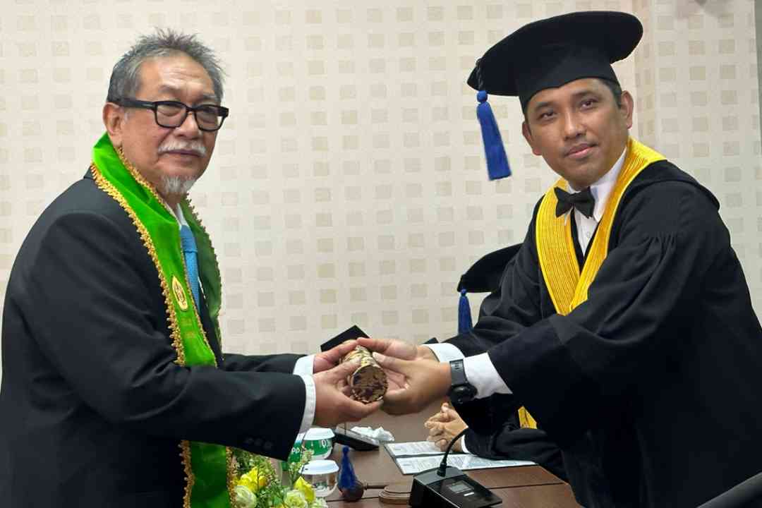 Dengan IPK 4.0 Deddy Mizwar berhak meraih gelar Doktor ilmu Pemerintah, diserahkan Ketua Sidang Prof.Dr.R. Widya Setibudi.