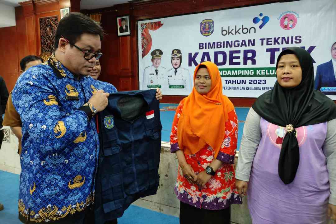 Staf Ahli Bidang Pemerintahan dan Hukum Sekretariat Daerah Deddy Haryanto menyerahkan secara simbolis seragam kader TPK, Senin (17/7/2023).