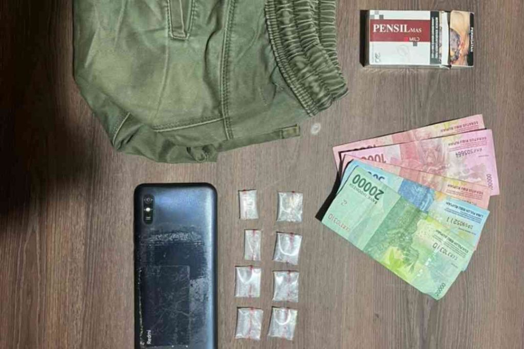 Barang bukti satu buah kotak rokok yang berisikan delapan bungkus plastik klip bening berisi Sabu 3,70 Gram, uang tunai Rp 370 ribu, 1 handphone, dan celana warna hijau.