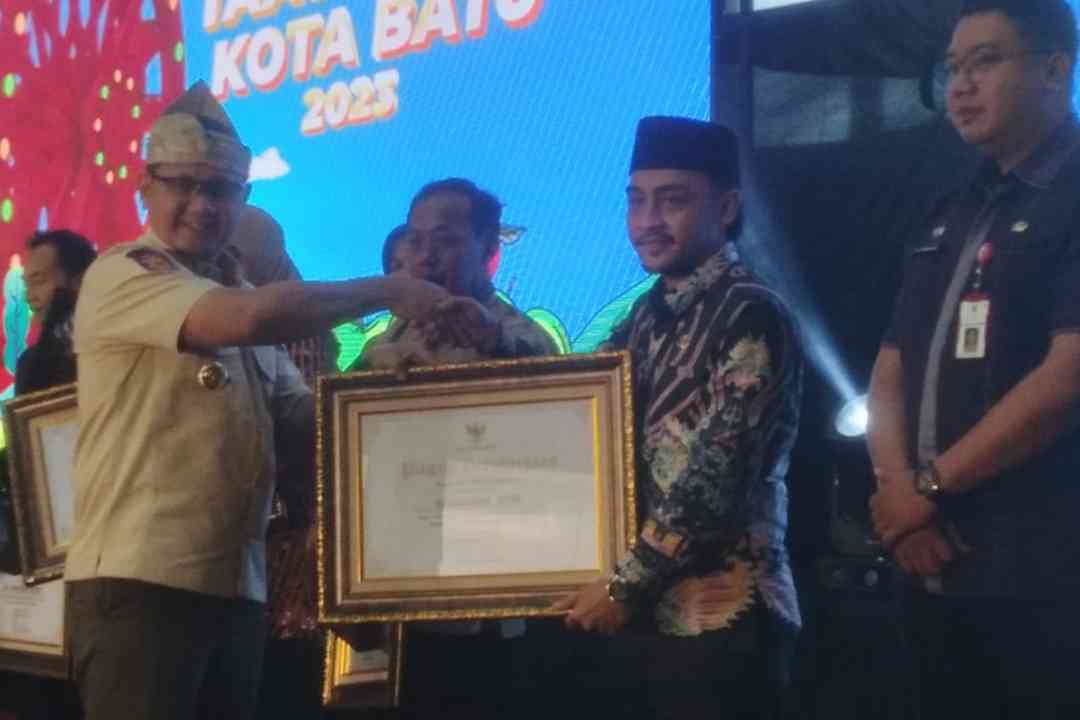 Walikota Batu Aries Agung Paewai saat menyerahkan penghargaan kepada warga taat pajak.