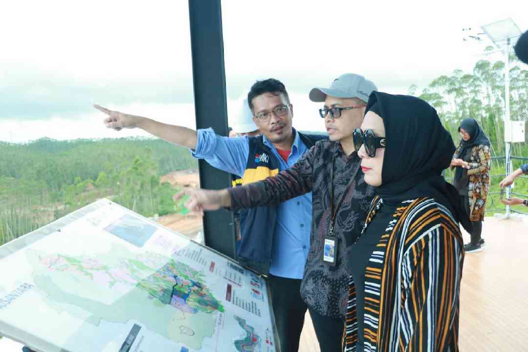 Direktur Harmonisasi Peraturan Penganggaran Didik Kusnaini (tengah) dan Sekretaris Badan Kebijakan Fiskal Kementerian Keuangan Dini Kusumawati (kanan) sedang melihat pembangunan Jalan Sumbu Kebangsaan dari menara pandang Sumbu Kebangsaan Barat, Jumat (22/07/2023)