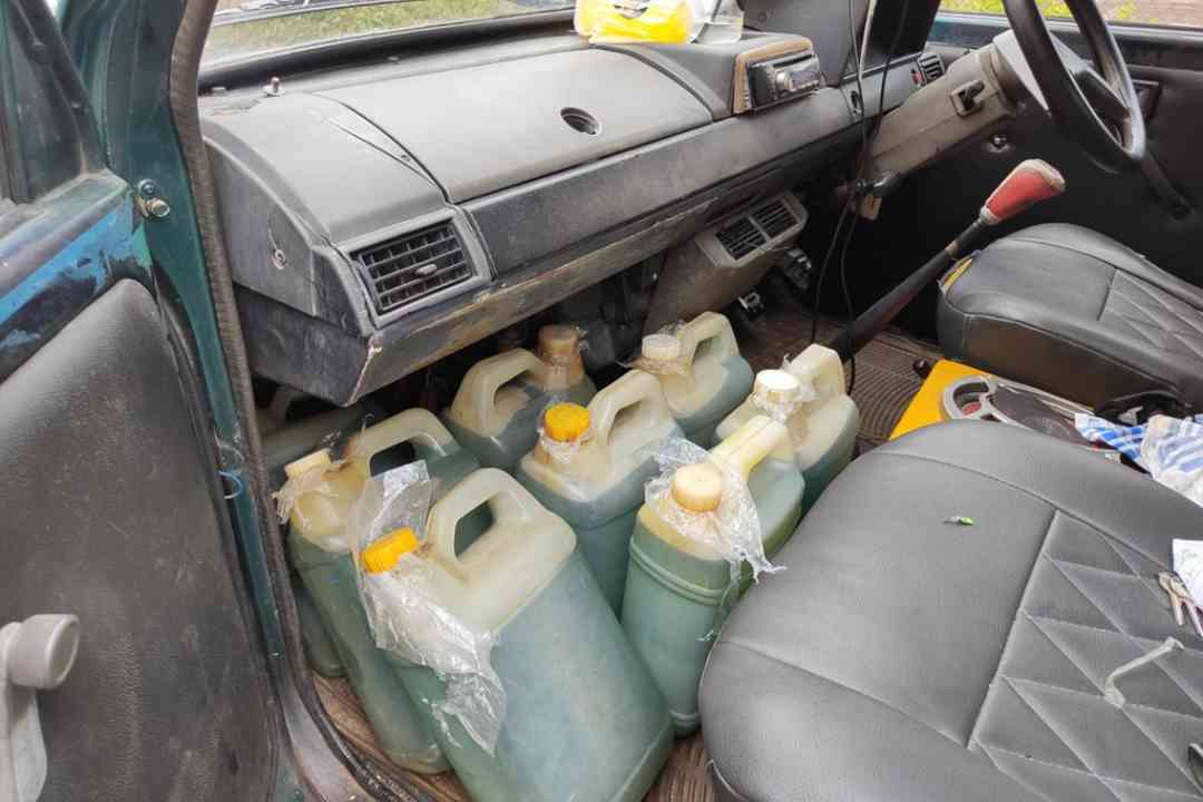 Barang bukti 12 jerigen berukuran 5 Liter yang berisi BBM jenis Pertalite di dalam mobil.