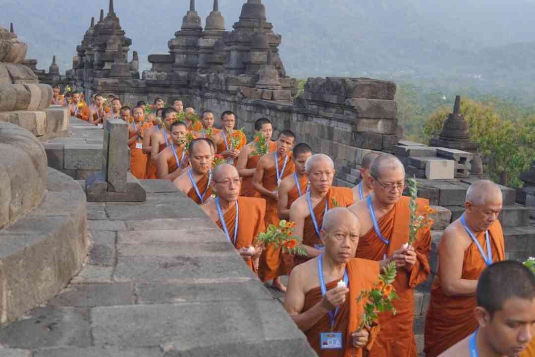 Umat Budha saat Pelaksanaan Pradaksina, mengitari candi Borobudur 3x