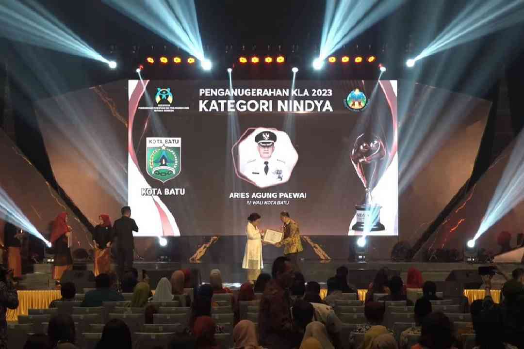 Menteri Pemberdayaan Perempuan dan Perlindungan Anak RI, I Gusti Ayu Bintang Darmawati menyerahkan penghargaan yang diterima Pj.Walikota Batu Aries Agung Paewai di Hotel Padma Kota Semarang Provinsi Jawa Tengah, Sabtu, 22 Juli 2023.
