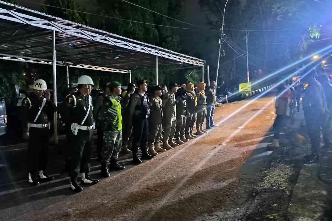 Upacara APEL Satpol PP, TNI, Dan Polri Sebelum Melakukan Kegiatan Penyakit Masyarakat Pada Jum'at Malam, (21/07/2023). Foto : Khin