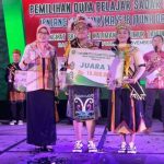 Sekdaprov Kaltim Sri Wahyuni menyerahkan hadiah pada juara pertama pemilihan Duta Pelajar Sadar Hukum - SMAN 10 Samarinda tahun 2022 lalu.