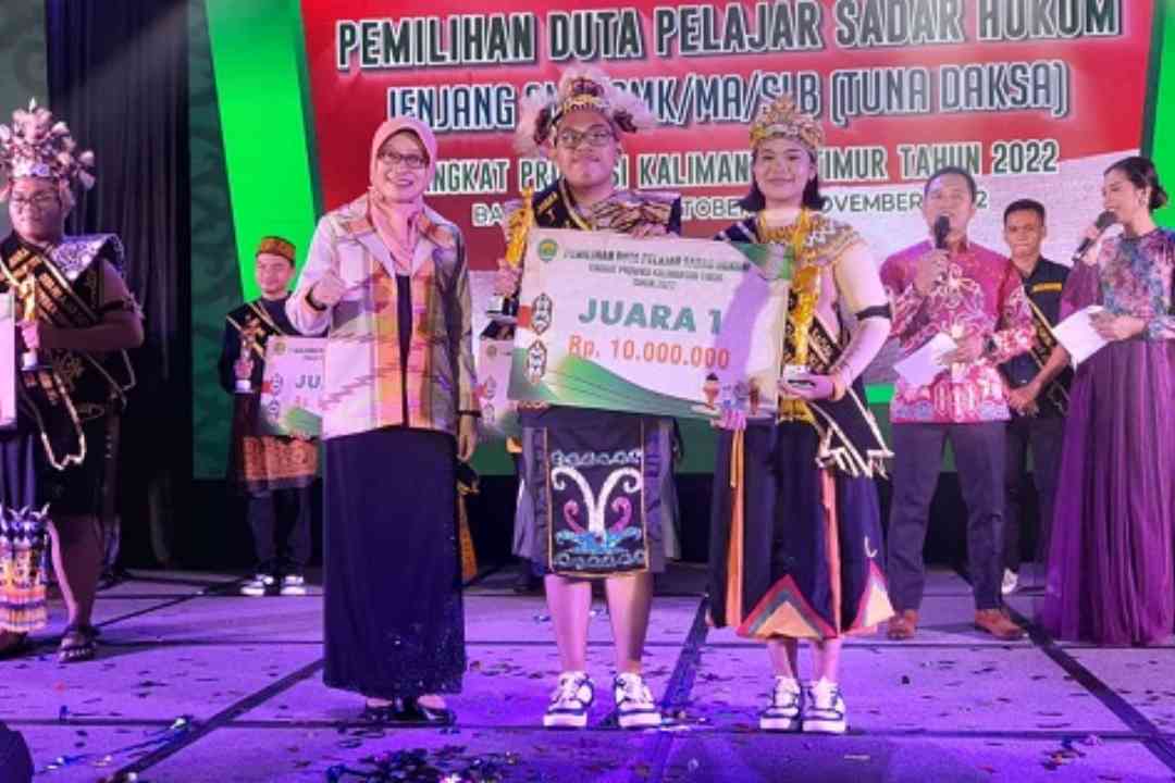 Sekdaprov Kaltim Sri Wahyuni menyerahkan hadiah pada juara pertama pemilihan Duta Pelajar Sadar Hukum - SMAN 10 Samarinda tahun 2022 lalu.