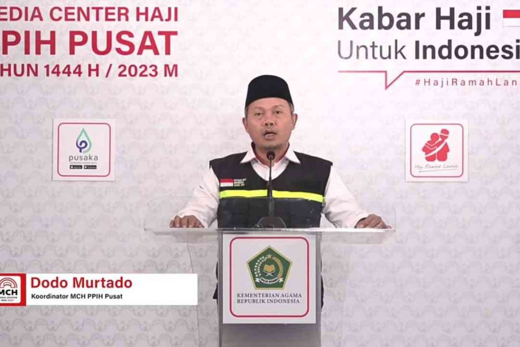 Dodo Murtado Koordinator Media Center Haji (MCH) PPIH Pusat saat menyampaikan keterangan pers di Asrama Haji Pondok Gede Jakarta, Selasa siang, 25 Juli 2023.