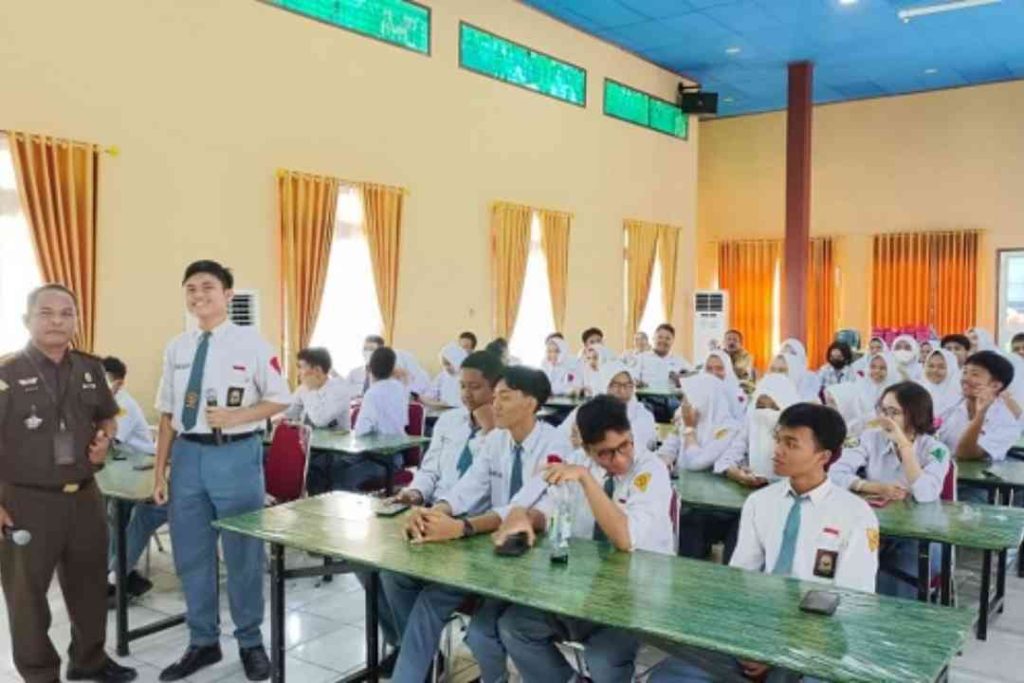 Penyuluhan hukum melalui program Jaksa Masuk Sekolah (JMS) kepada para pelajar di SMAN 2 Tenggarong, Senin (24/7/2023).