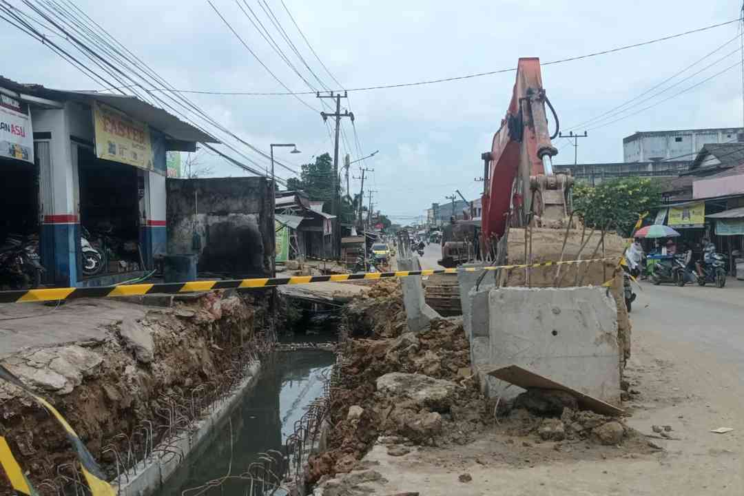 Perbaikan Drainase di Jalan Gerilya yang Mendapatkan Perhatian Warga Sekitar. Rabu (26/07/2023). Foto : Khin/Jurnalborneo.com