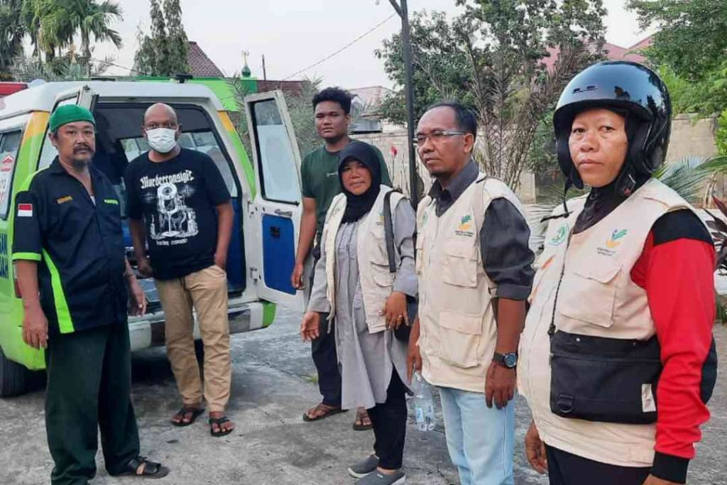IPSM kota Samarinda saat evakuasi warga Terlantar yang sedang sakit di Masjid Asshobirin Perum Tepian Sempaja ke RSUD IA Moeis Samarinda Seberang