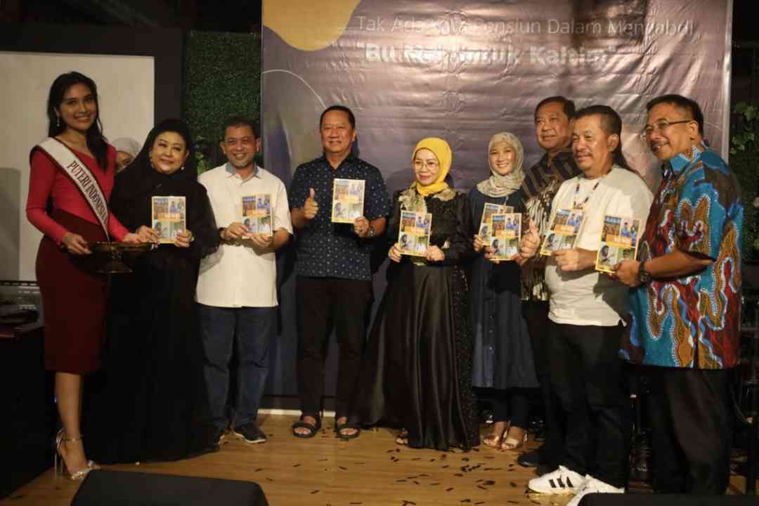 Kajati dan Wagub serta lainnya menerima buku “Bu Mei untuk Kalimantan Timur.”
