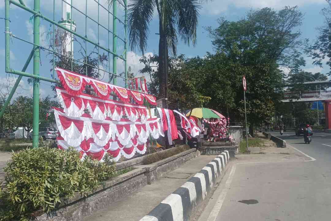 Salah satu pedagang yang berada di Teluk Lerong. (Foto: Khin/redaksi)