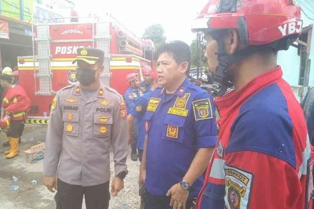 Kadis Damkar Hendra AH saat memantau pemadam kebakaran di Jalan Pemuda IV Gg H. Nusu