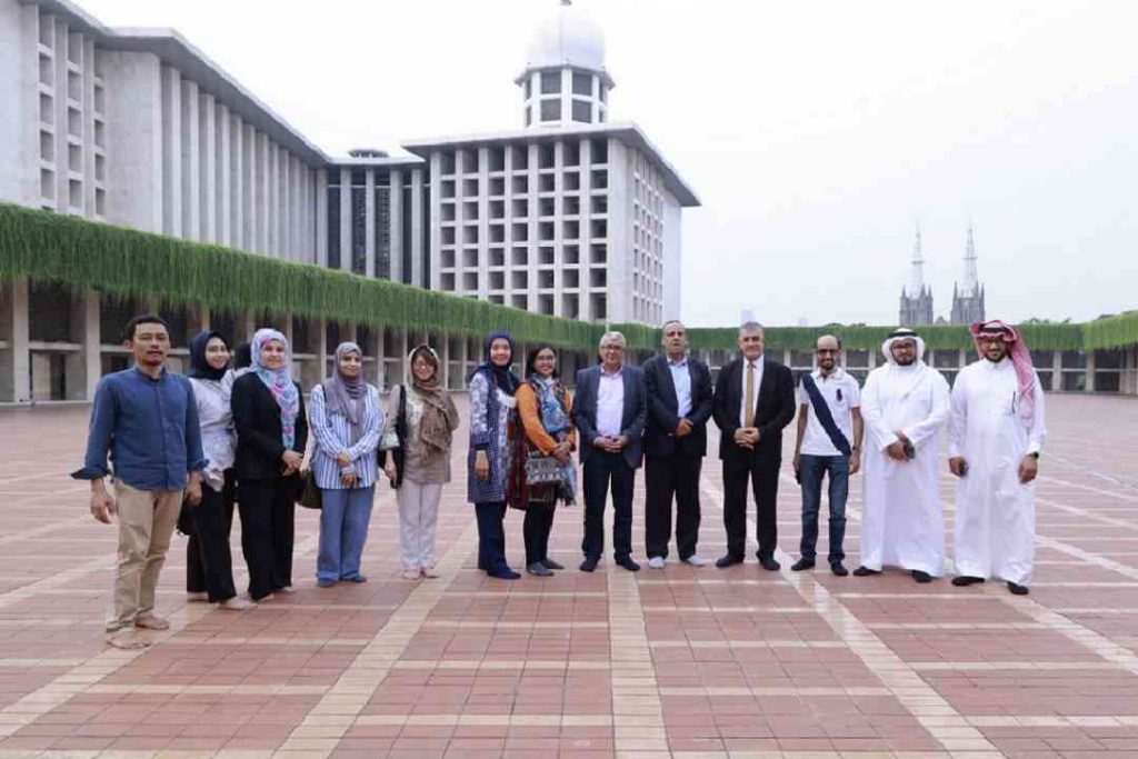 Delegasi Pertemuan Pendahuluan Forum Kerja Sama Arsip Nasional Negara-Negara Berpenduduk Mayoritas Muslim saat mengunjungi masjid Istiqlal di Jakarta