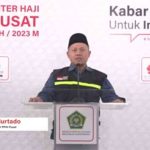 Dodo Murtado Koordinator MCH PPIH Pusat saat menyampaikan siaran pers dari Asrama Haji Pondok Gede Jakarta, Ahad siang, 2 Juli 2023.