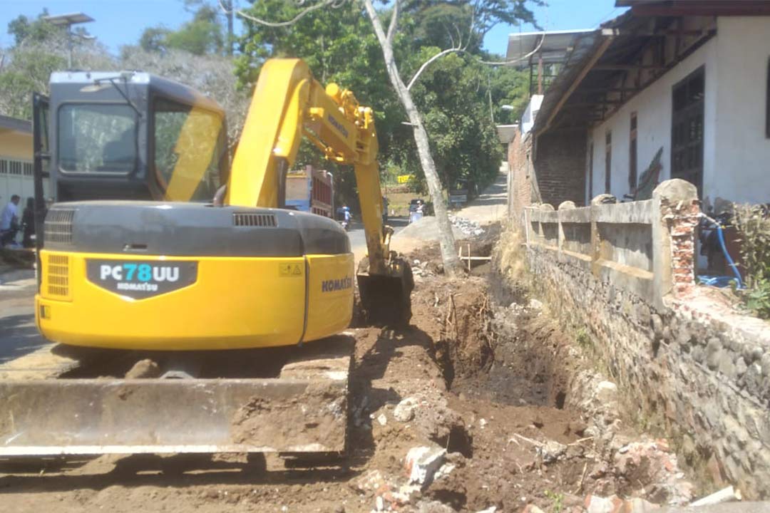 Pembangunan drainase depan makam umum TPA Tlekung