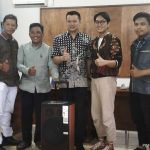 Dari kiri Wiwid Marhaendra Wijaya (sekretaris PWI Kaltim), Endro S Efendi (Ketua PWI Kaltim), Pandu Satio (PR senior manager), Leo Putra Kurniawan (Brand Manager) Wil Samarinda dan Ikhsan (staff SHARP Samarinda)