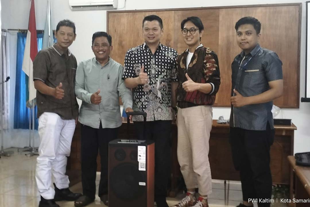 Dari kiri Wiwid Marhaendra Wijaya (sekretaris PWI Kaltim), Endro S Efendi (Ketua PWI Kaltim), Pandu Satio (PR senior manager), Leo Putra Kurniawan (Brand Manager) Wil Samarinda dan Ikhsan (staff SHARP Samarinda)