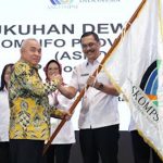 Bendera Petaka Askompsi diserahkan Ketua Apeksi H Isran Noor kepada ketua Askompsi terpilih Muhammad Faisal