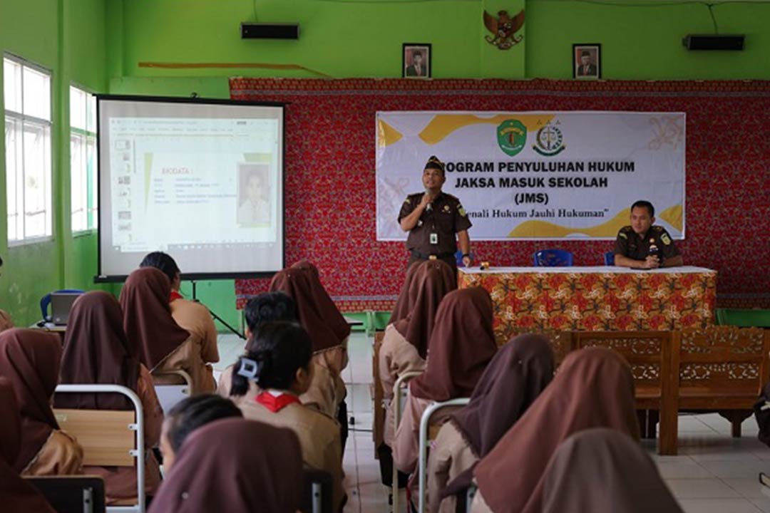 Sodarto SH.MH - Kasi E pada Asisten Intelijen Kejati Kaltim saat menjadi narasumber program Jaksa Masuk Sekolah (JMS) kepada para pelajar di di SMKN 1 Berau, Jumat (28/7/2023).