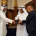 Wakil Menteri Haji dan Umrah Abdul Fattah Mashat saat menyerahkan penghargaan kepada negara Indonesia yang diterima Konsul Haji KJRI Jeddah Nasrullah Jasam di Jeddah, Ahad (30/7/2023)