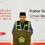 Sofyan, wakil Sekretaris PPIH Debarkasi Balikpapan saat memaparkan rekapitulasi kedatangan jamaah haji debarkasi Balikpapan, Kamis, 27 Juli 2023 di MCH PPIH Asrama Haji Balikpapan.