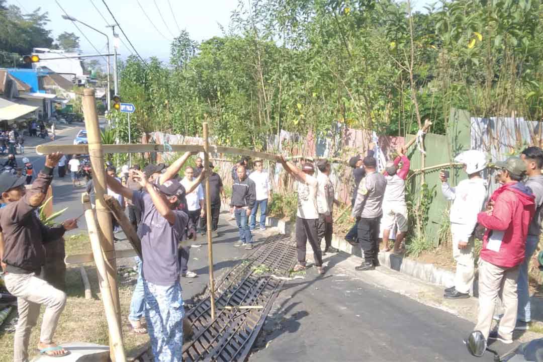 Warga bongkar pagar penutup akses jalan ke TPA Tlekung, usai tuntutannya dikabulkan