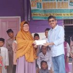 Agung Masupriangono – Sekretaris Umum Ika Smada didampingi Rina alumni 1993 Smada saat menyerahkan bantuan kepada Haziah – Pengurus Yayasan Ridho Ilahi - Rumah Quran Ridho Ilahi