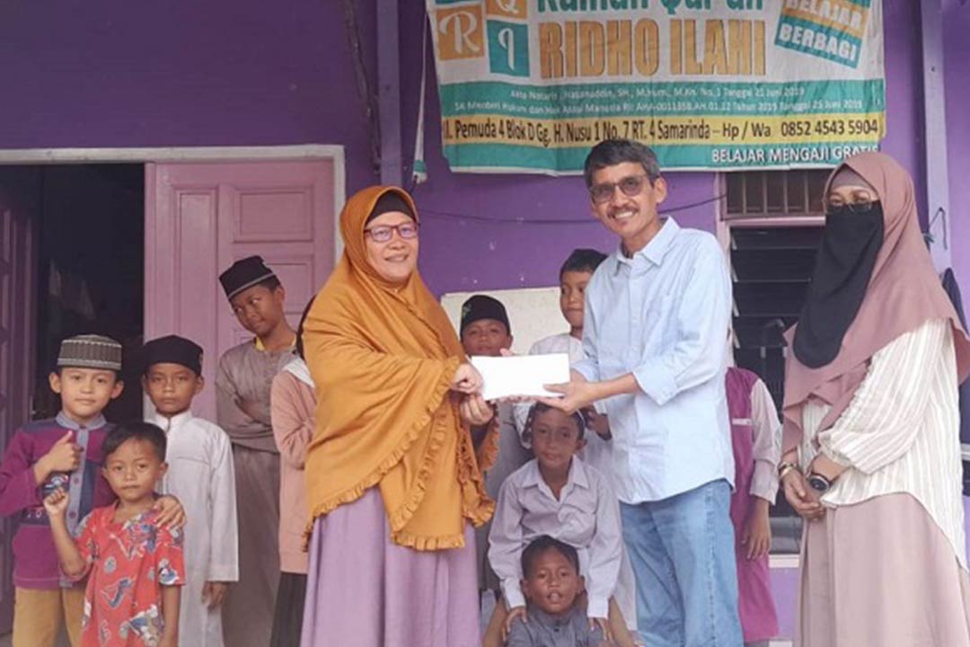 Agung Masupriangono – Sekretaris Umum Ika Smada didampingi Rina alumni 1993 Smada saat menyerahkan bantuan kepada Haziah – Pengurus Yayasan Ridho Ilahi - Rumah Quran Ridho Ilahi