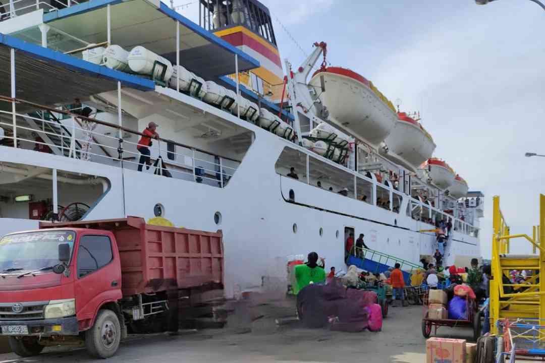 Kapal Pelni di Pelabuhan Loktuan