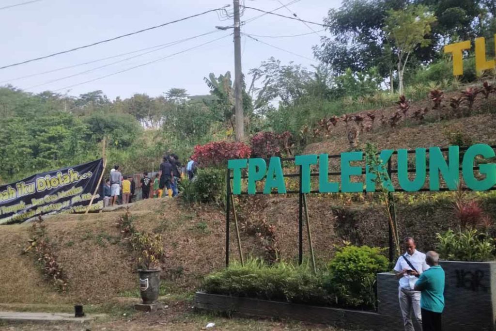 Warga desa Tlekung Tutup jalan akses Masuk TPA Tlekung