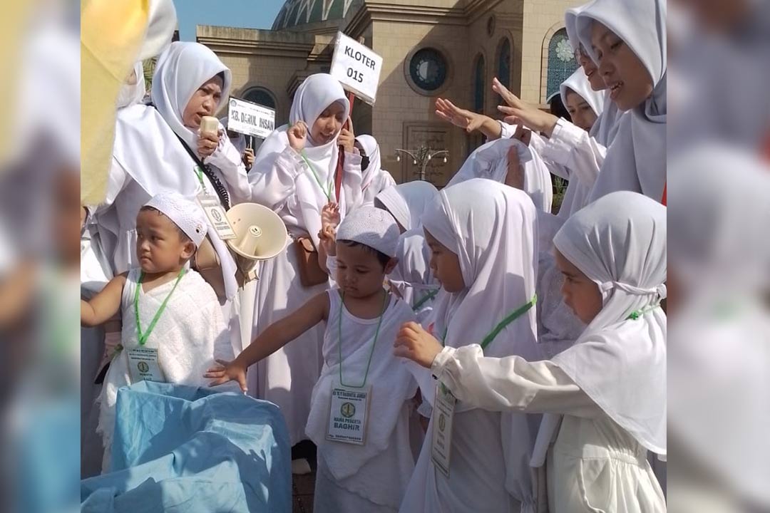 Kegiatan manasik haji cilik 2023 Himpaudi di Masjid Islamic Center Kalimantan Timur, Senin, 31 Juli 2023.