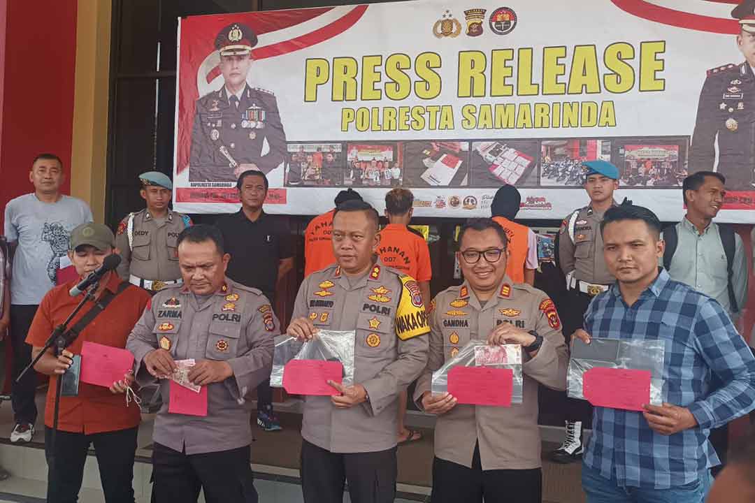 Wakil Kepala Polresta Samarinda Ajun Komisaris Besar Polisi Eko Budiarto menunjukkan barang bukti kasus TPPO saat konferensi pers, Kamis 27 Juli 2023