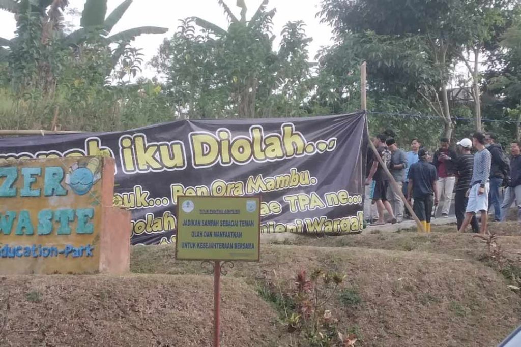 Warga desa Tlekung Tutup jalan akses Masuk TPA Tlekung