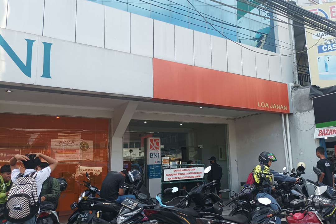 BNI Cabang Loa Janan, Ramai dikunjungi Pelajar di Senin Pagi Hingga Siang. Foto : Khin/Redaksi